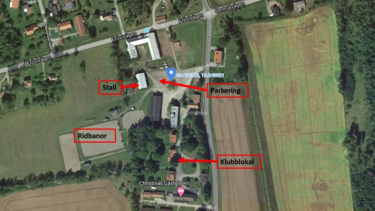 Flygbild över Ervalla Gård med Dyltabruk Ryttarförenings anläggning – stall, parkering, ridbanor och klubblokal